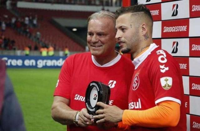 开云数字工具-捐百万 除对足球的爱 还因不差钱 他家有49亿美元